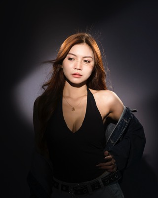  Color woman portrait in studio with continous lights 