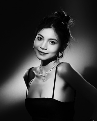  Black and white woman portrait in studio with continous lights 