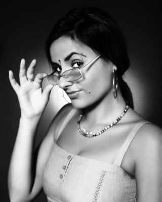  black & white woman portrait in studio 