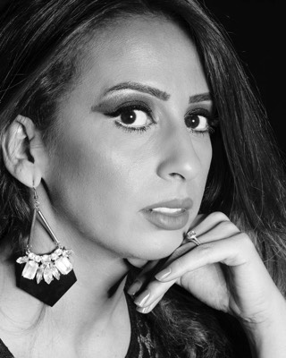  black & white woman portrait in studio 
