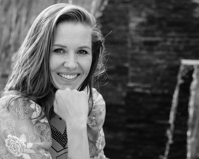  black & white woman portrait in exterior 
