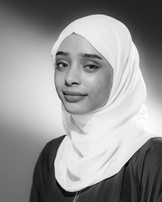  black & white woman portrait in studio using coutinous lights 