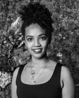  black & white woman portrait in exterior 