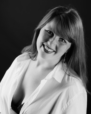  black & white woman portrait in studio 