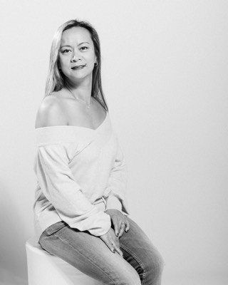  black & white woman portrait in studio 