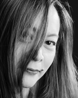  black & white woman portrait in studio 