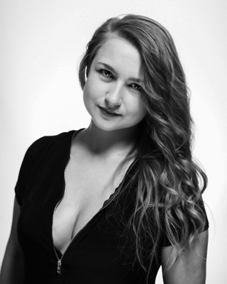  black & white woman portrait in studio 