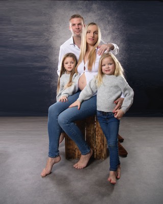  family portrait in studio 