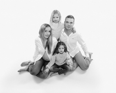  black & white family portraitin studio  