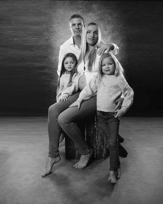  family portrait in studio 