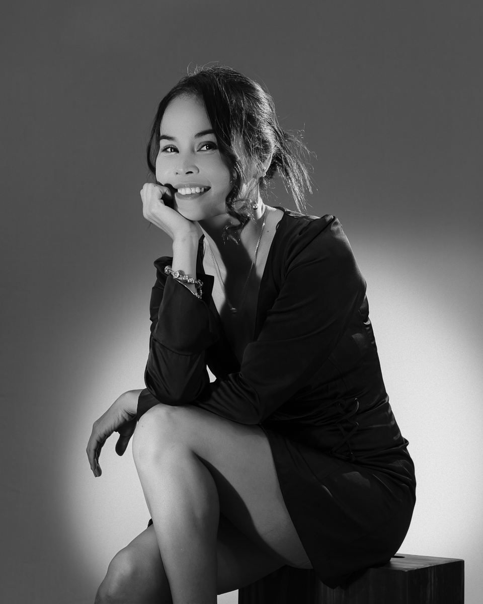  Black and white woman portrait in studio with continous lights 