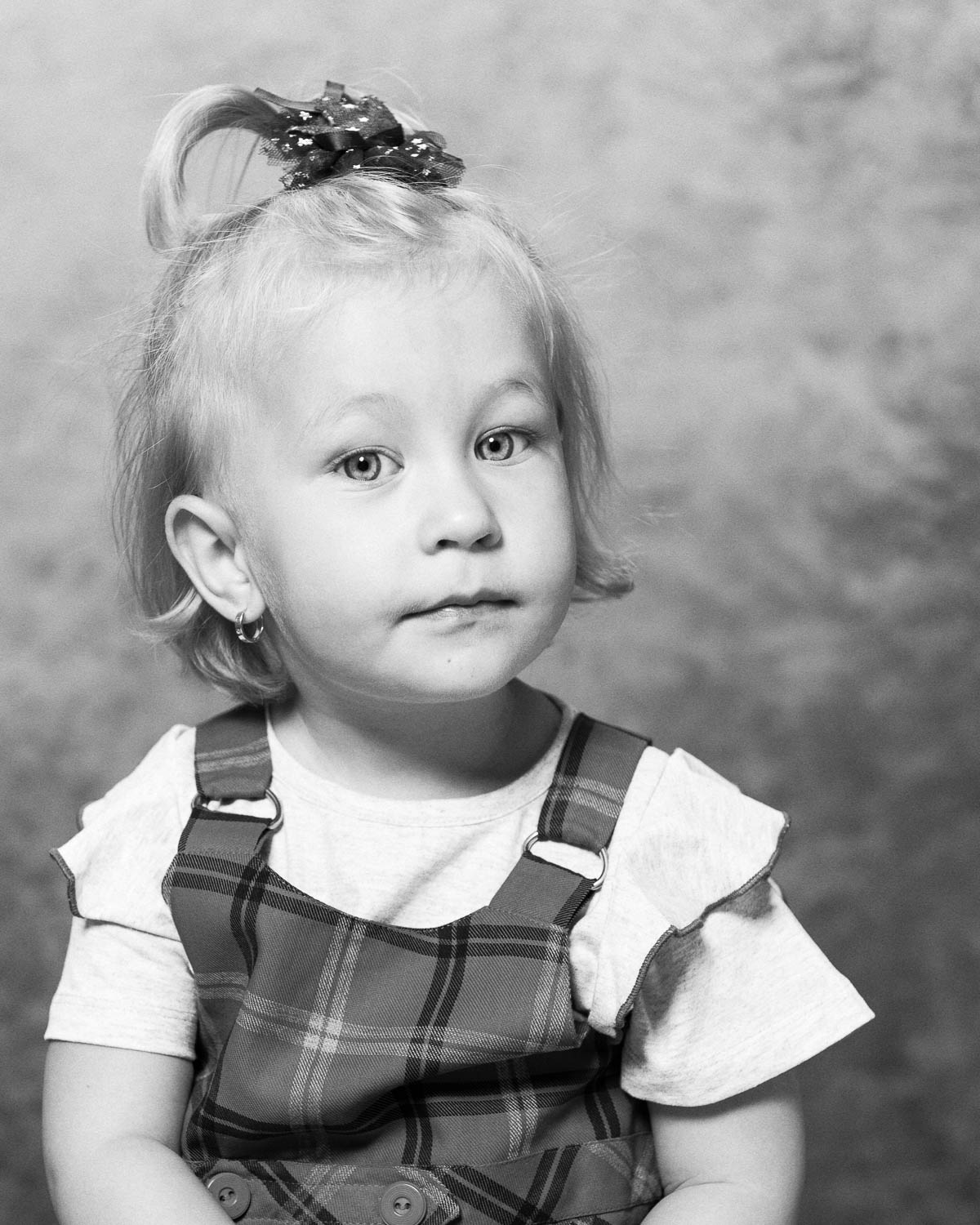  kid black and white portrait in studio 