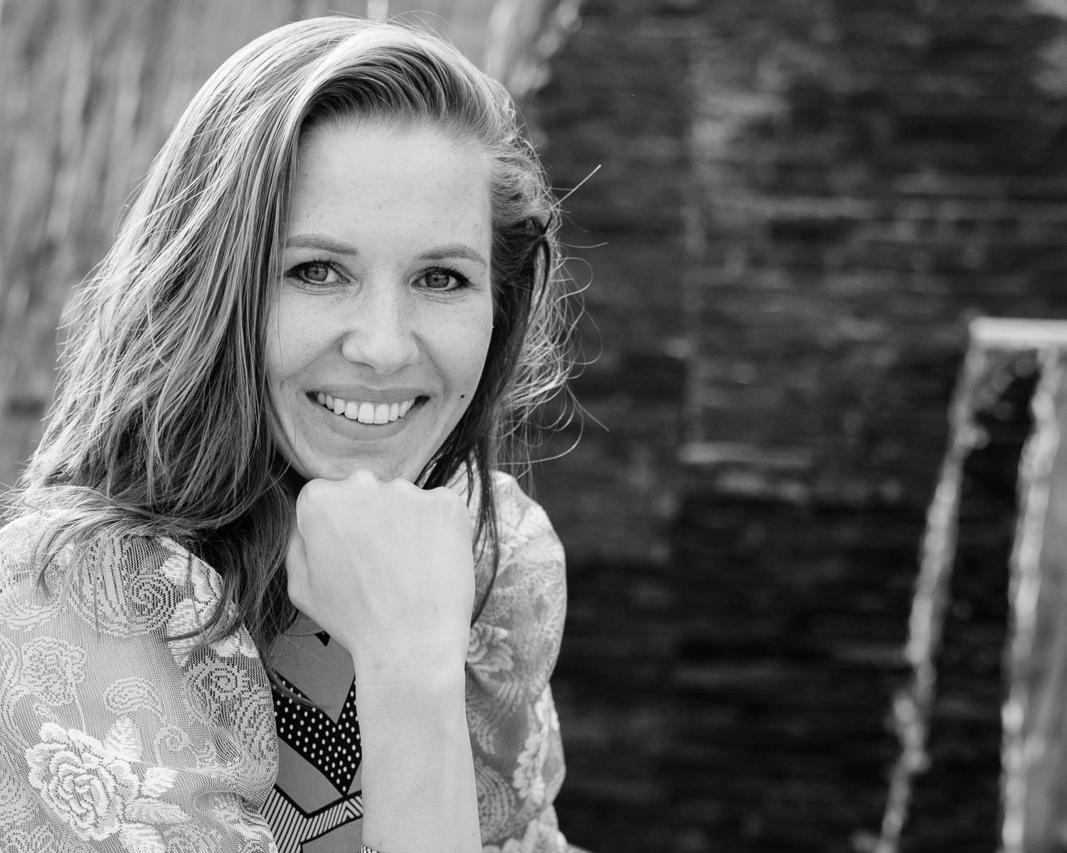  black & white woman portrait in exterior 