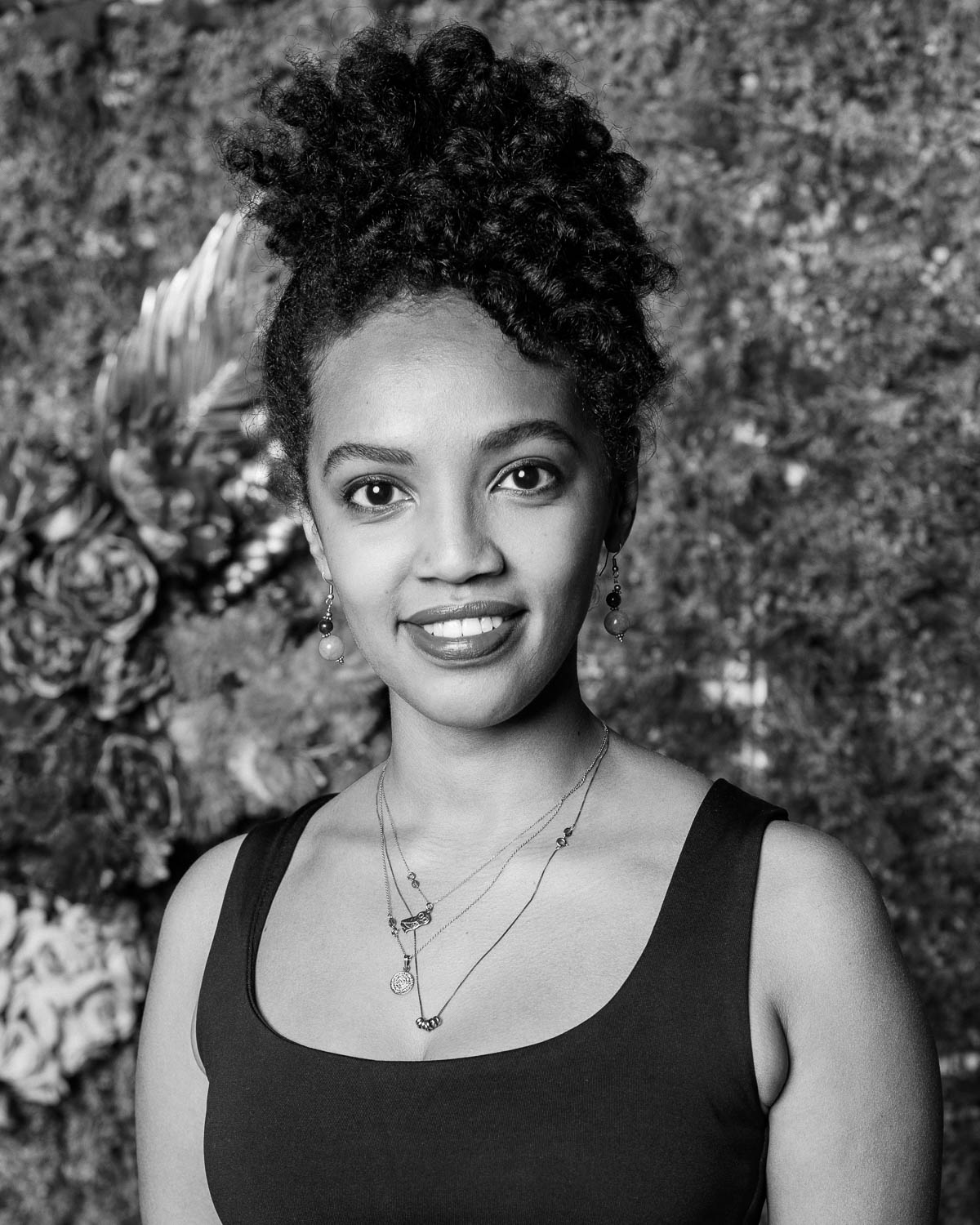  black & white woman portrait in exterior 