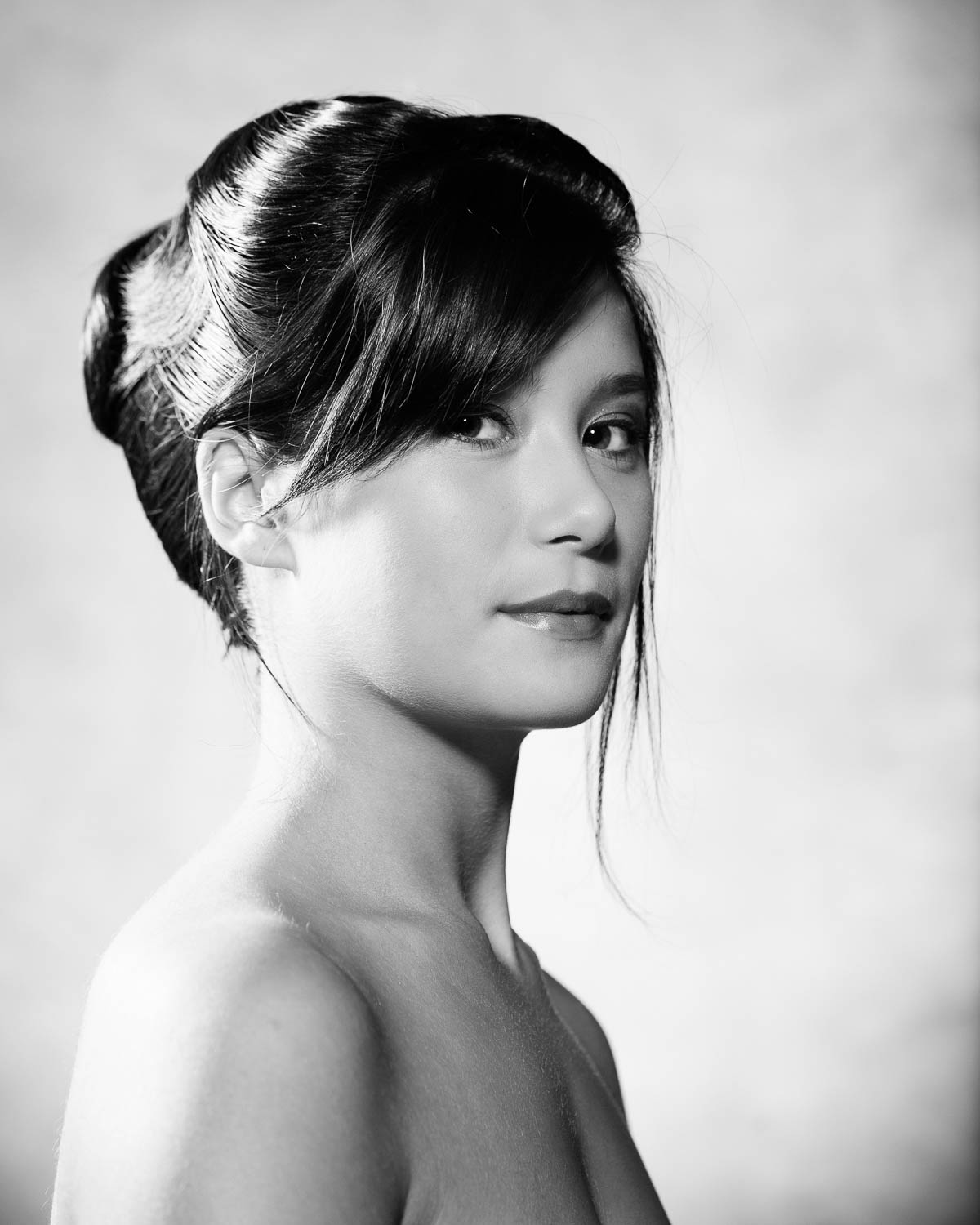  black & white woman portrait in studio 