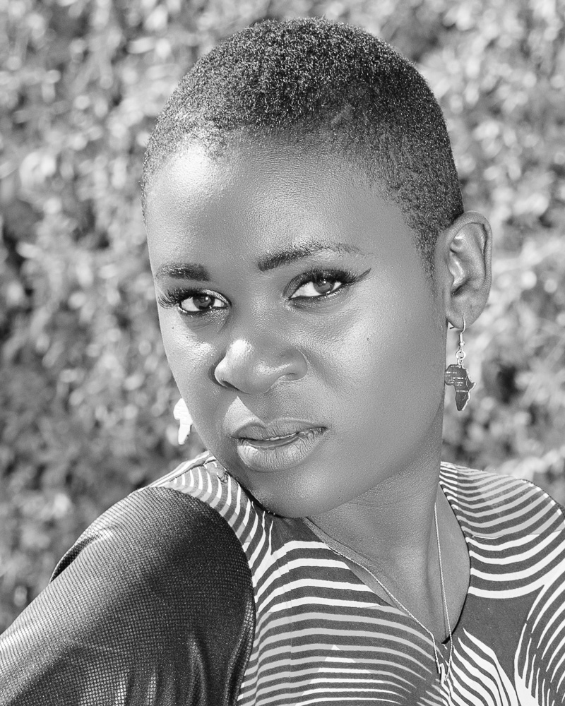  black & white woman portrait in studio 
