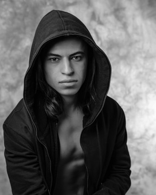  Portrait noir et blanc d'homme en  studio 