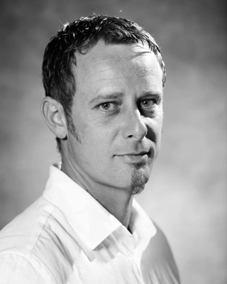  Portrait noir et blanc corporate d'homme en  studio 