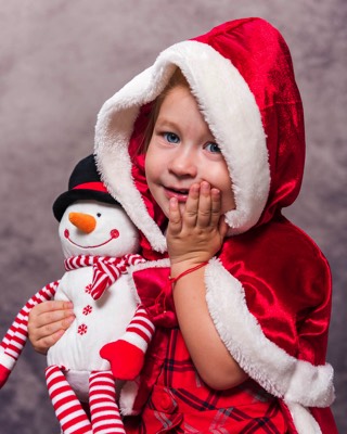  Portrait couleur d'enfant en tenue de noël en studio 