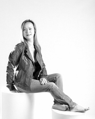  Portrait glamour noir et blanc de femme en studio 