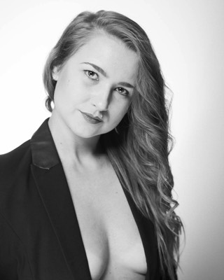  Portrait glamour noir et blanc de femme en studio 