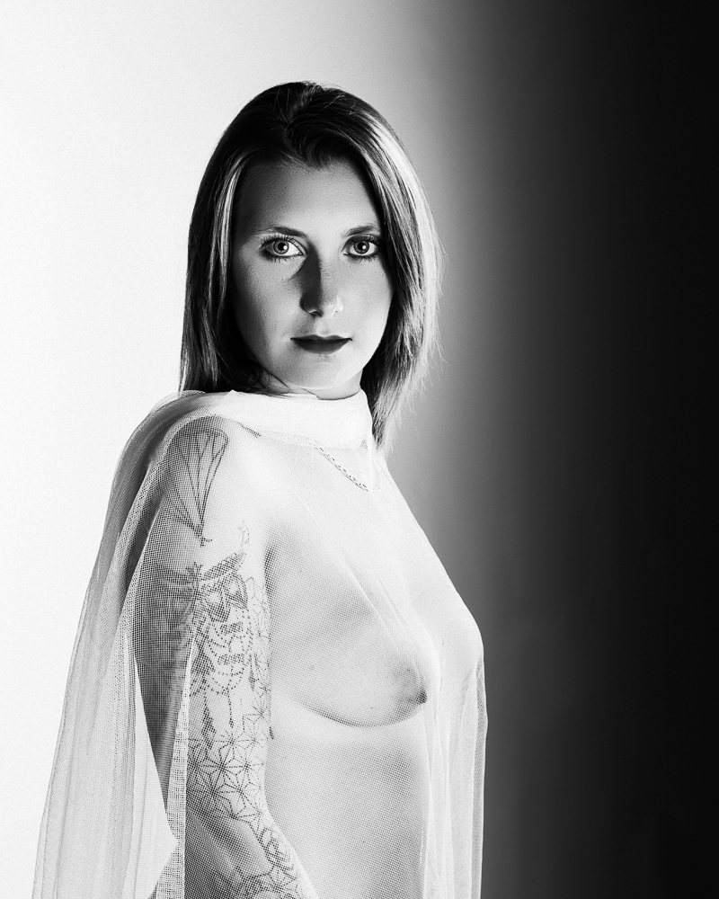  portrait de femme noir et blanc en studio 