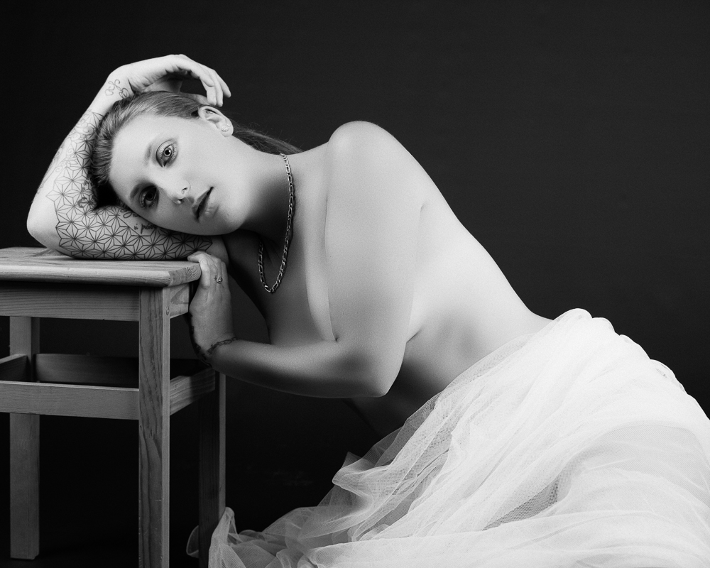  portrait de femme noir et blanc en studio 