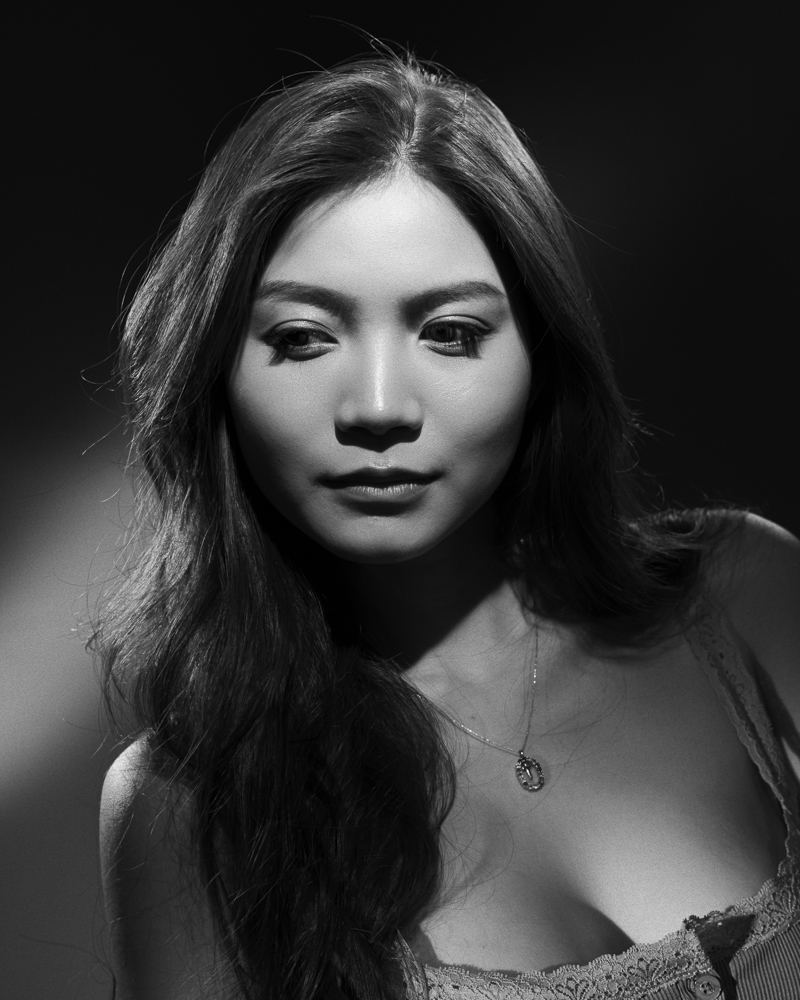  portrait de femme noir et blanc en studio en lumière continue 