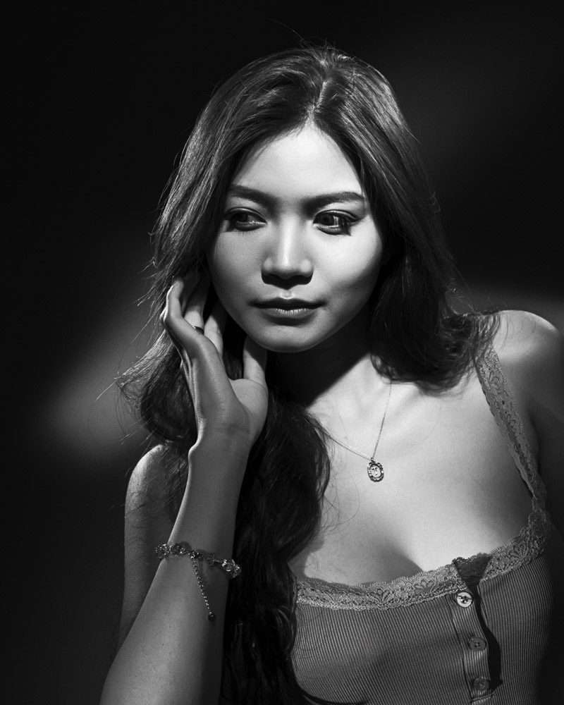  portrait de femme noir et blanc en studio en lumière continue 