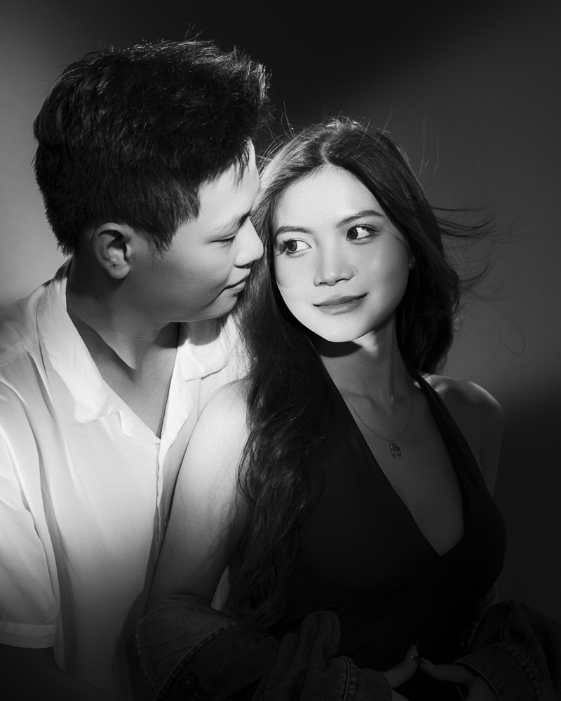  portrait de couple noir et blanc en studio en lumière continue 