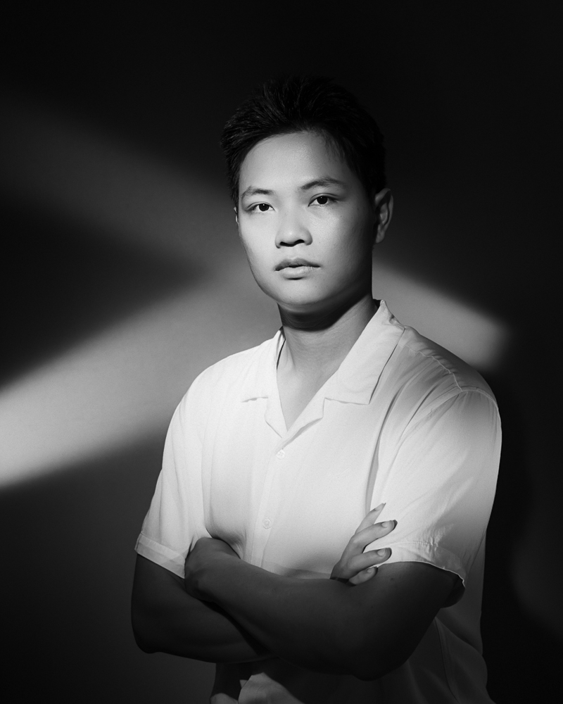  Portrait noir et blanc d'homme en  studio en lumière continue 