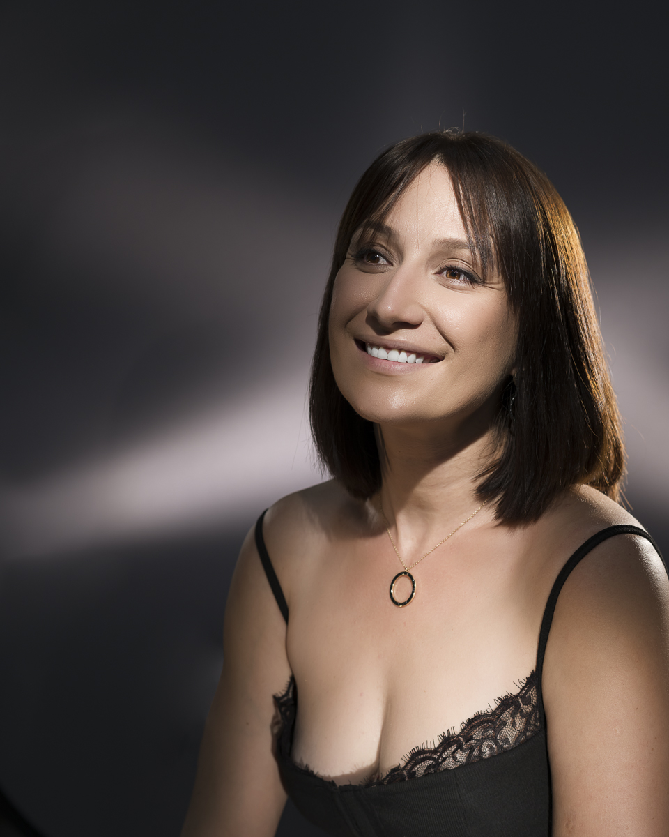  Portrait de femme noir et blanc en studio en lumière continue 