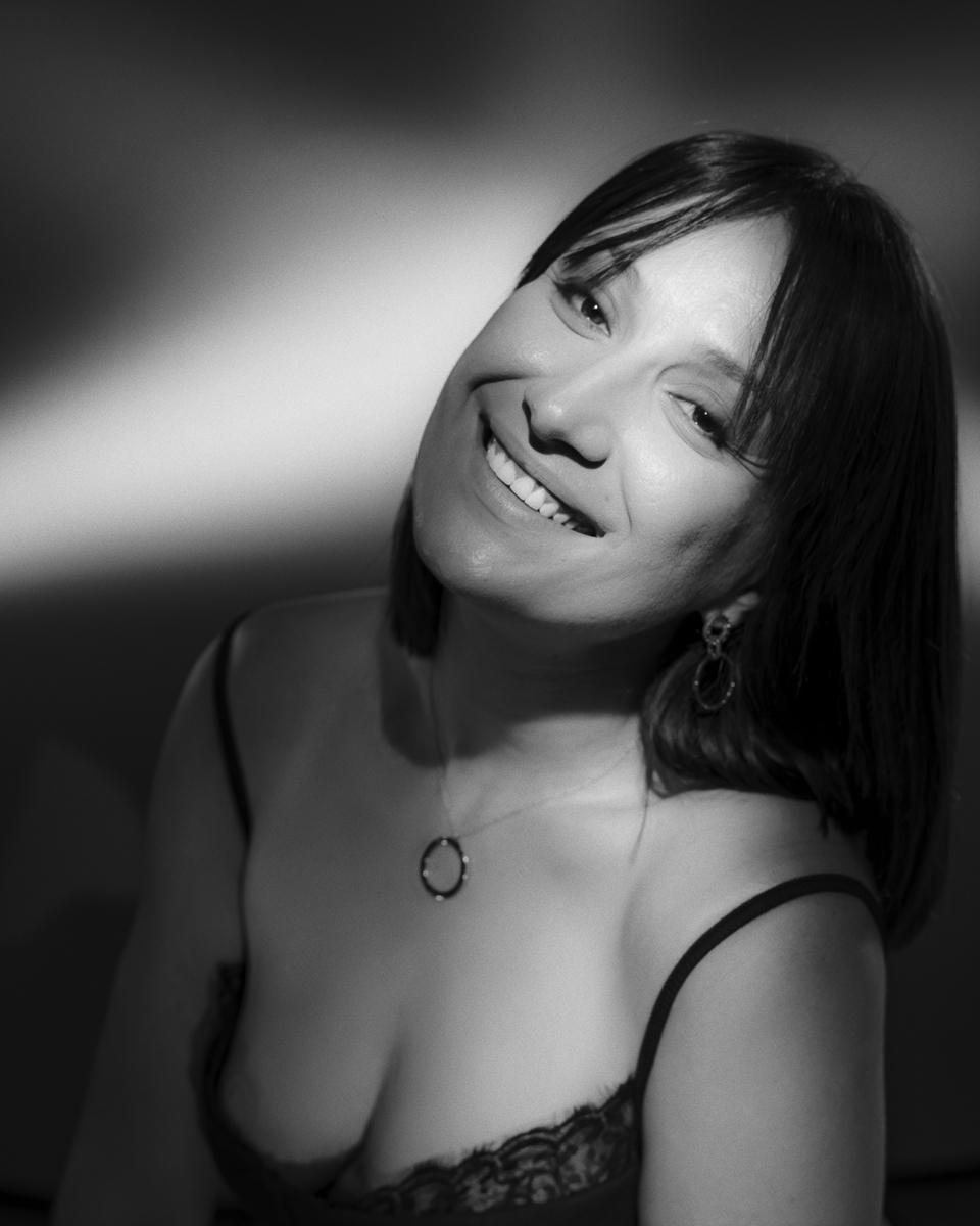  Portrait de femme noir et blanc en studio en lumière continue 