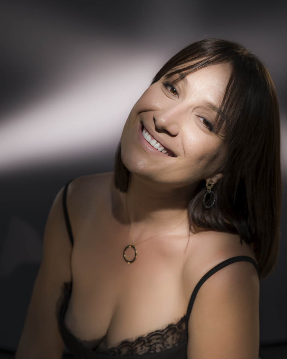  Portrait de femme noir et blanc en studio en lumière continue 