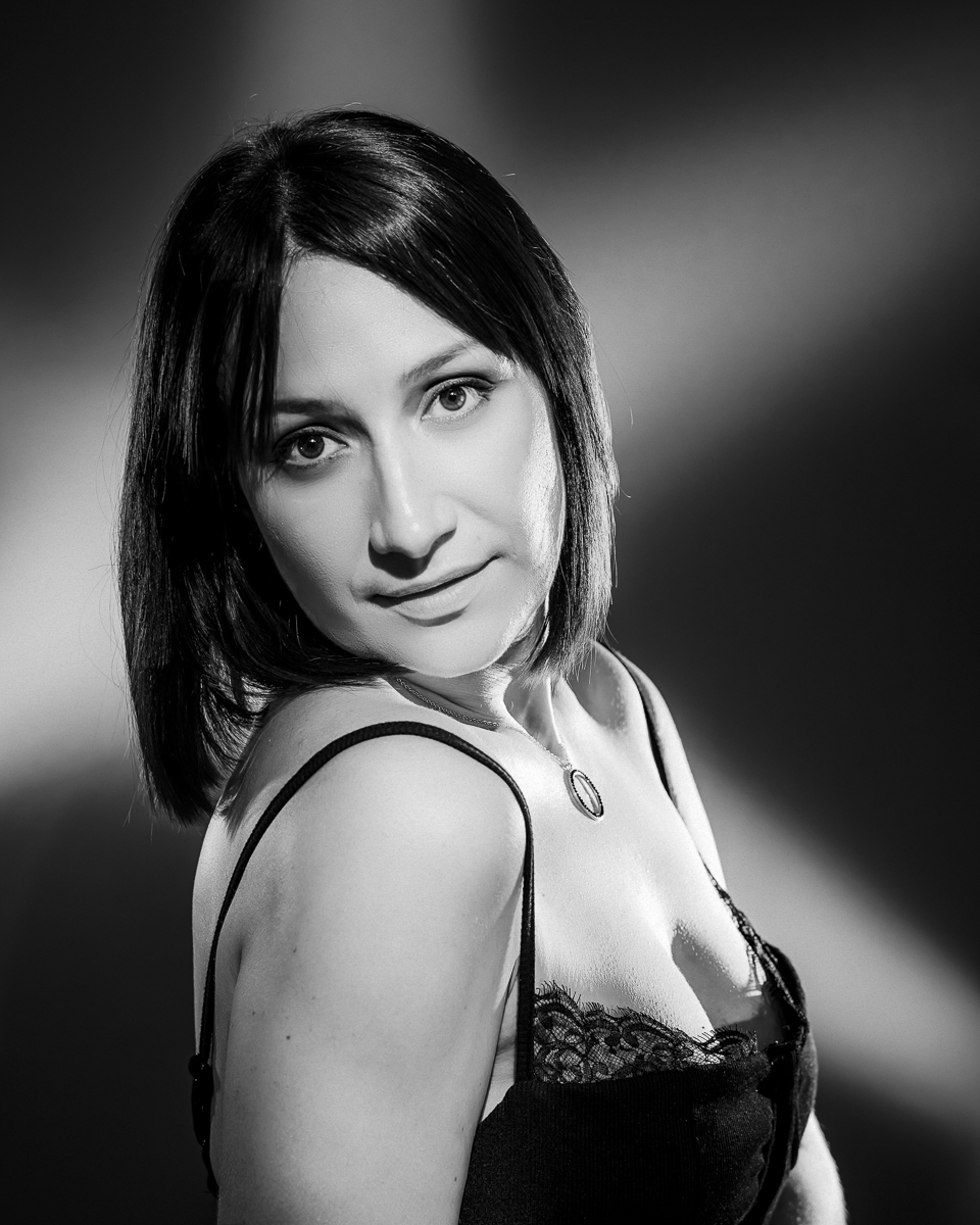  Portrait de femme noir et blanc en studio en lumière continue 