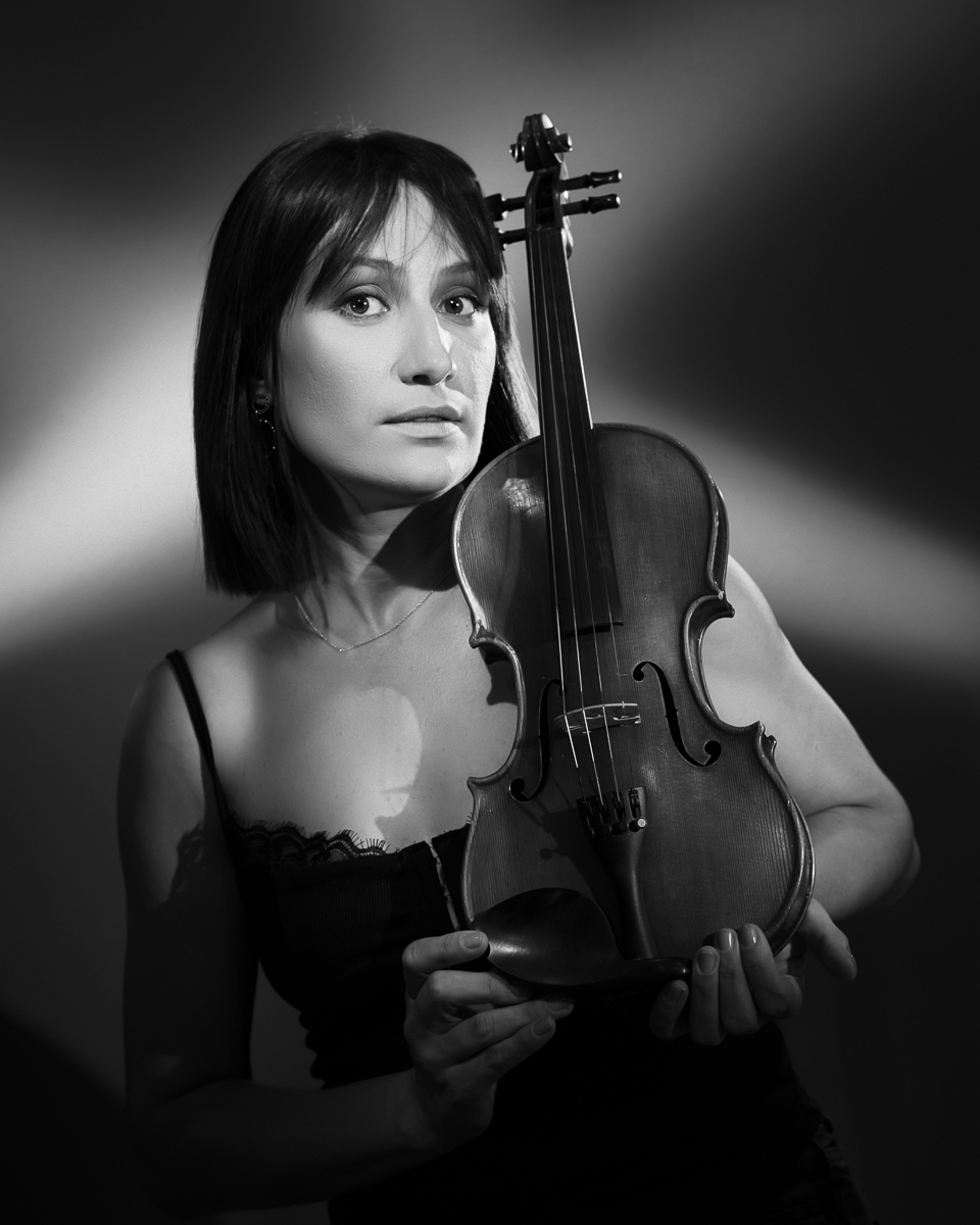  Portrait de femme noir et blanc en studio en lumière continue 