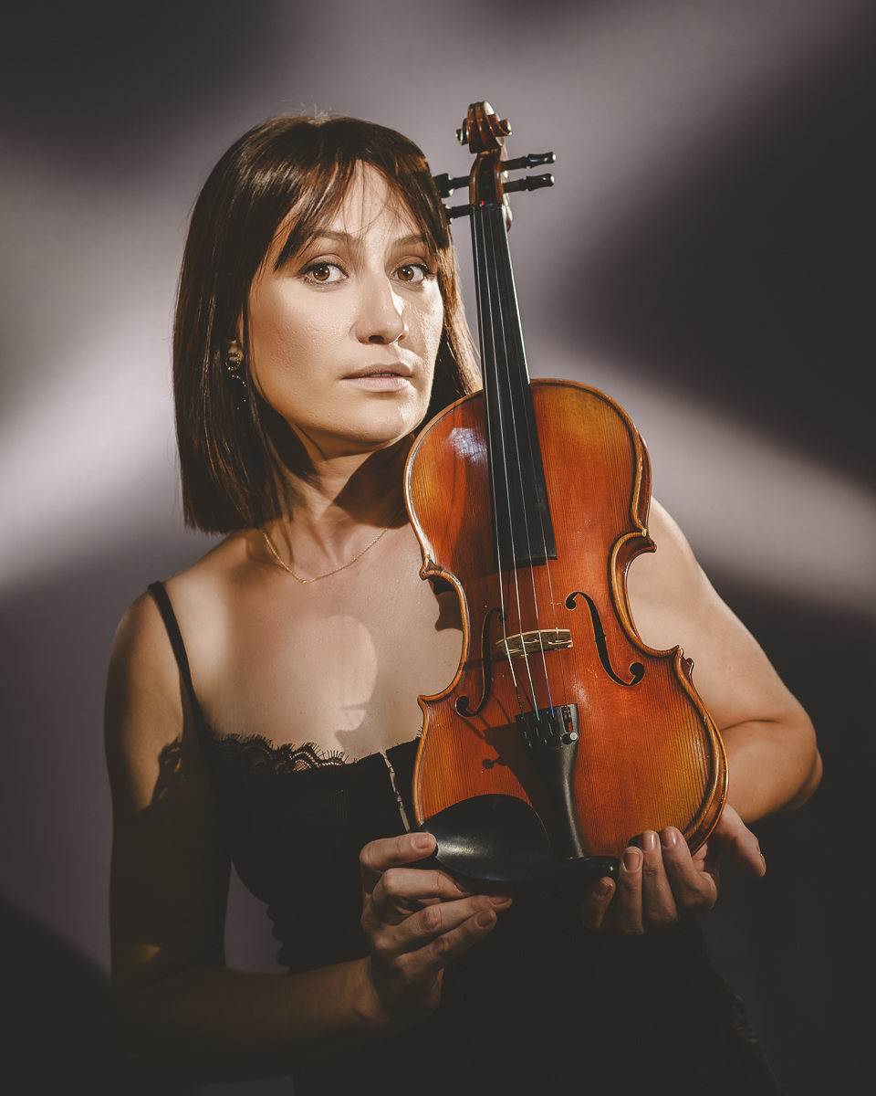  Portrait de femme noir et blanc en studio en lumière continue 