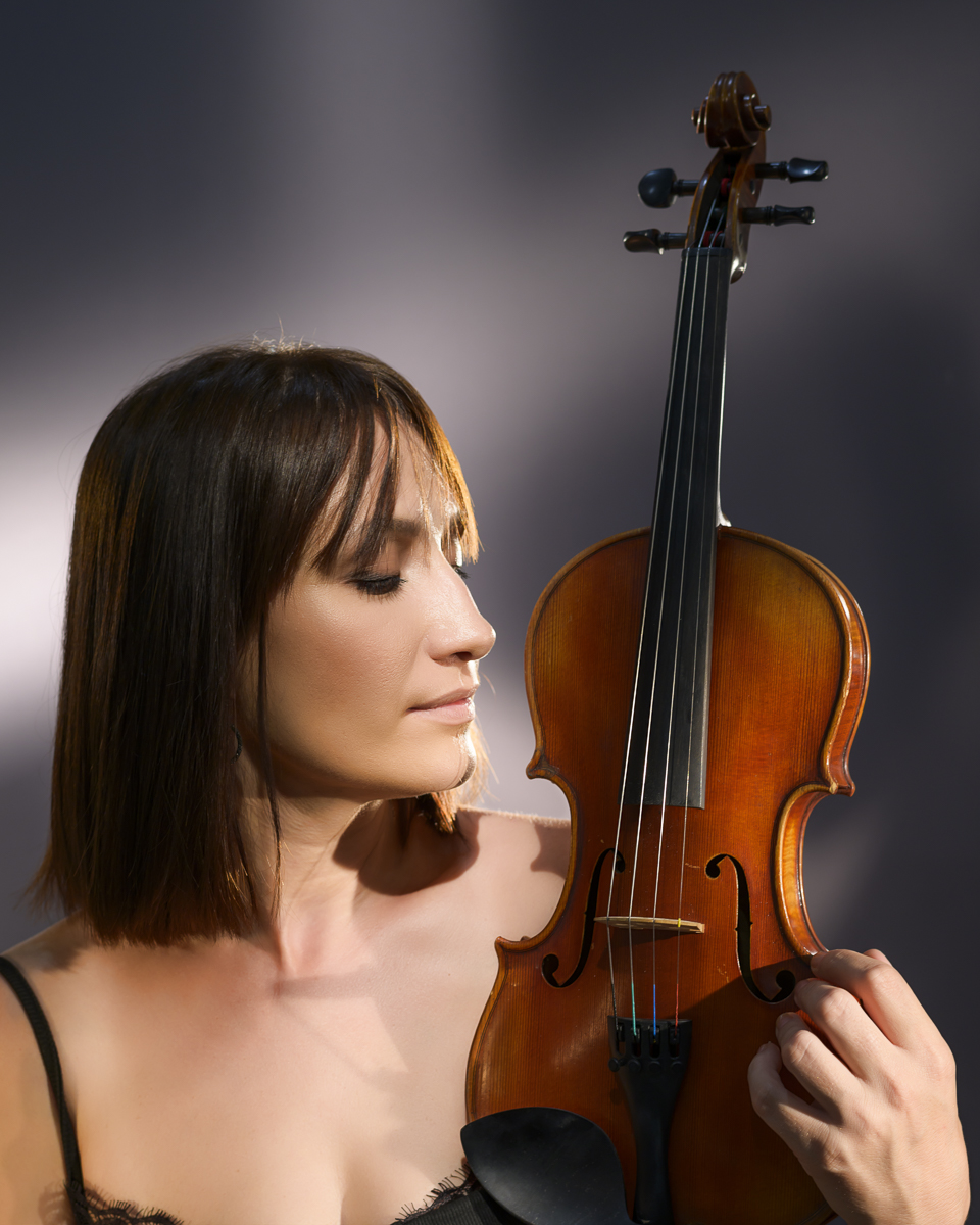  Portrait de femme noir et blanc en studio en lumière continue 