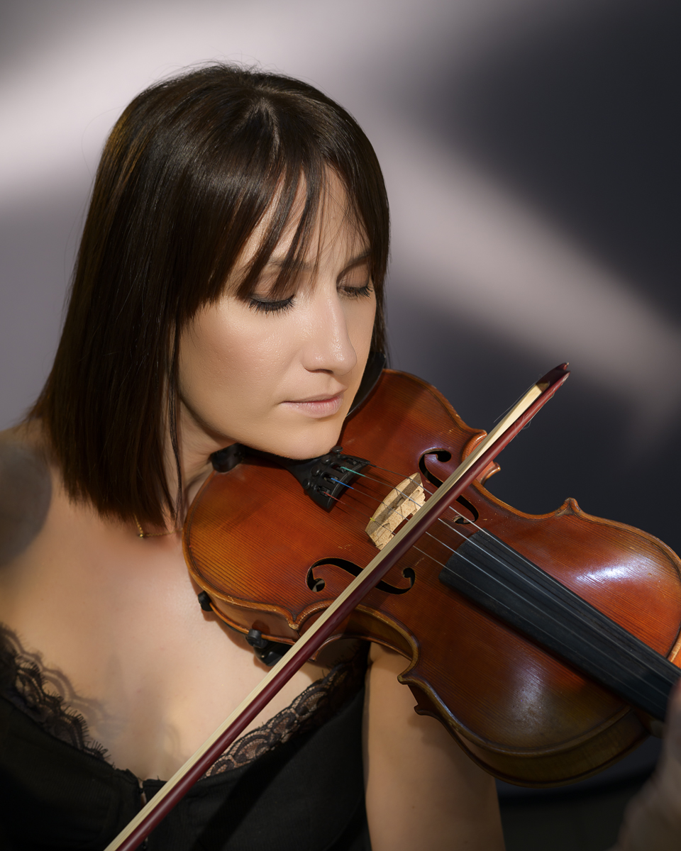  Portrait de femme noir et blanc en studio en lumière continue 