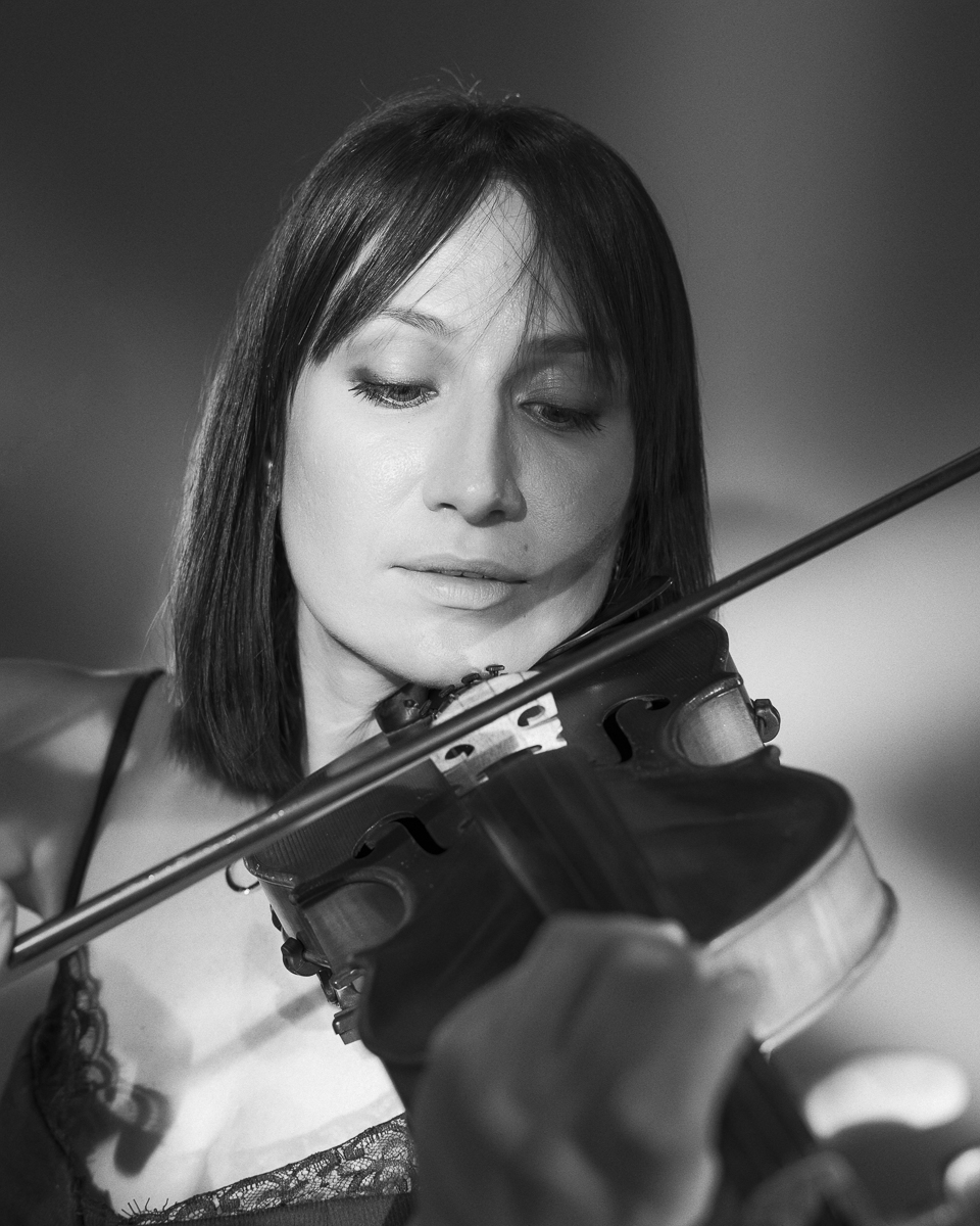  Portrait de femme noir et blanc en studio en lumière continue 