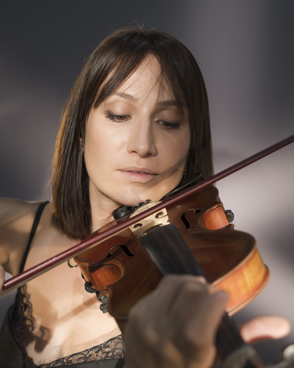  Portrait de femme noir et blanc en studio en lumière continue 