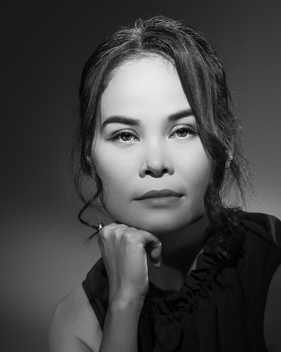  Portrait de femme noir et blanc en studio en lumière continue 