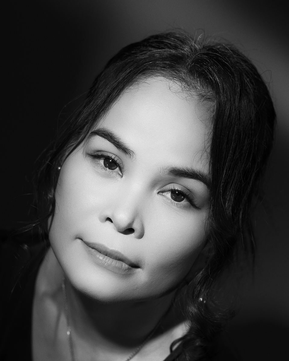  Portrait de femme noir et blanc en studio en lumière continue 