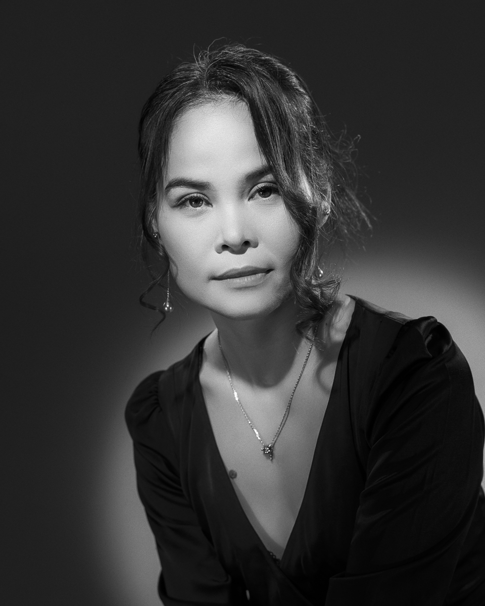  Portrait de femme noir et blanc en studio en lumière continue 