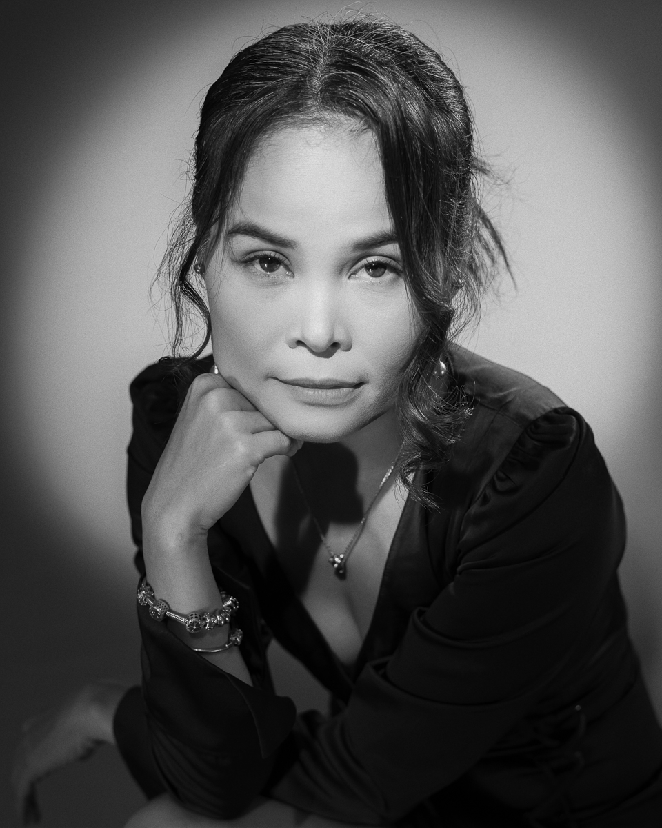  Portrait de femme noir et blanc en studio en lumière continue 