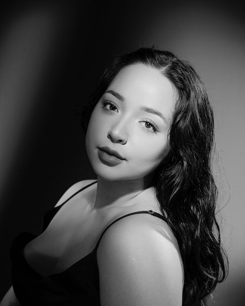  Portrait de femme noir et blanc en studio en lumière continue 