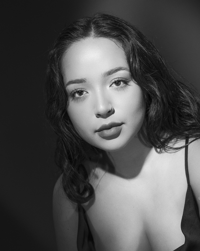  Portrait de femme noir et blanc en studio en lumière continue 