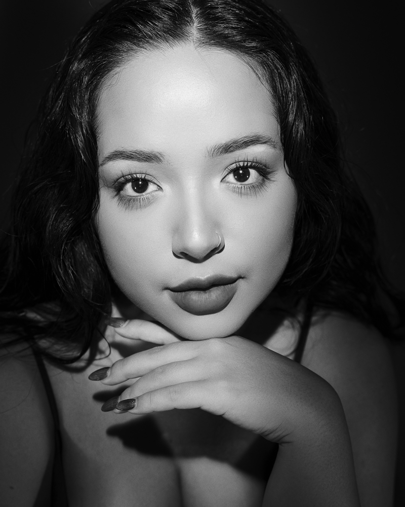  Portrait de femme noir et blanc en studio en lumière continue 