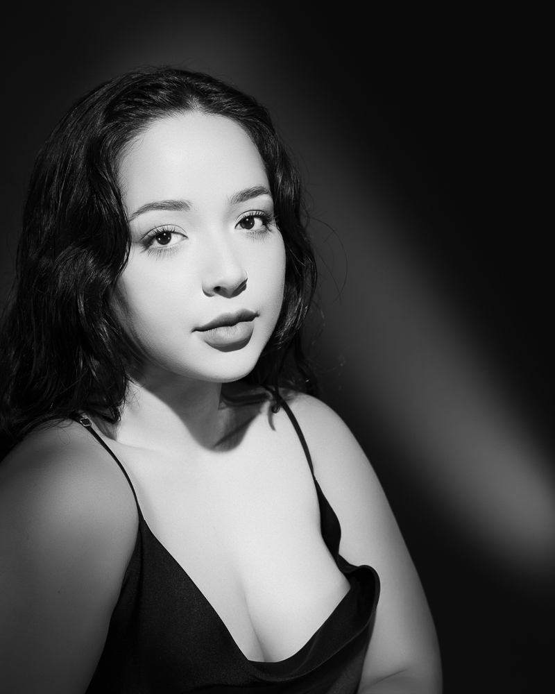  Portrait de femme noir et blanc en studio en lumière continue 