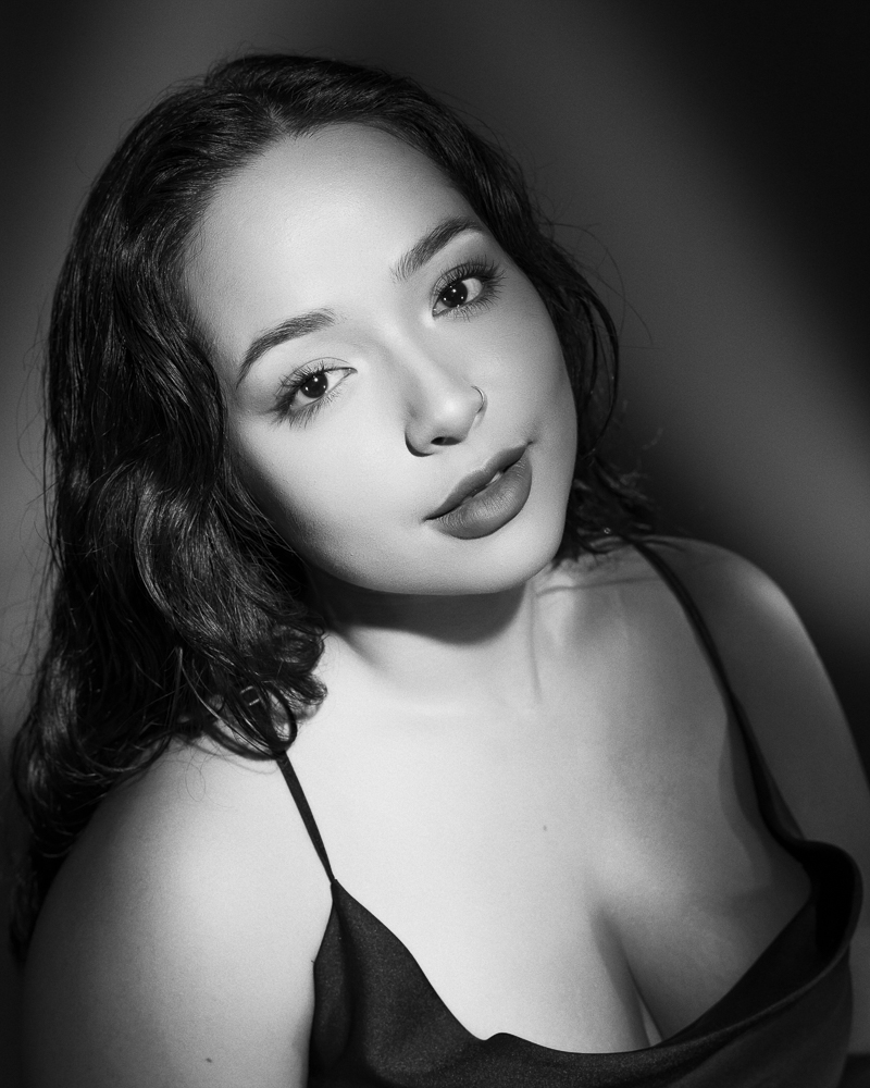  Portrait de femme noir et blanc en studio en lumière continue 